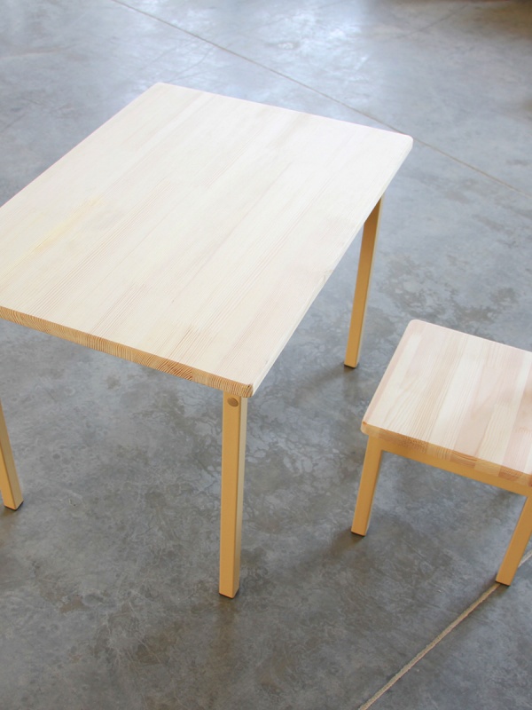 Столик детский в металлокаркасе, без покрытия